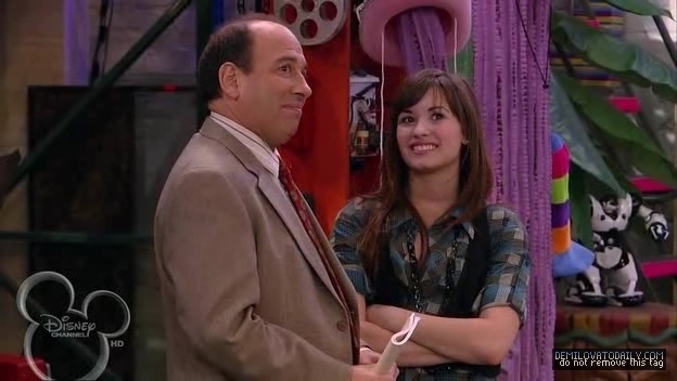 1x01-Sketchy-Beginings-demi-lovato-12501091-624-352