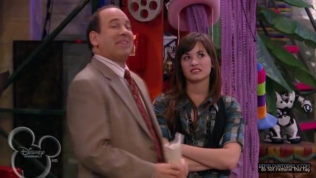 1x01-Sketchy-Beginings-demi-lovato-12501097-624-352