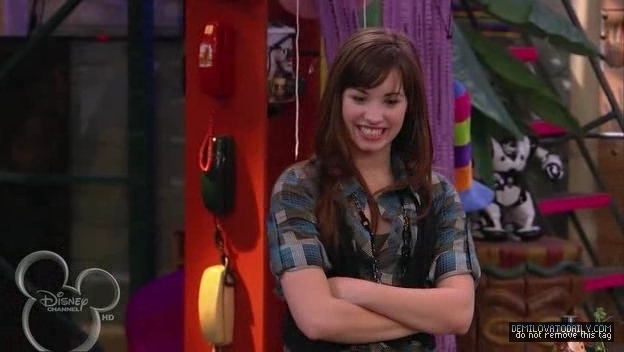 1x01-Sketchy-Beginings-demi-lovato-12501834-624-352