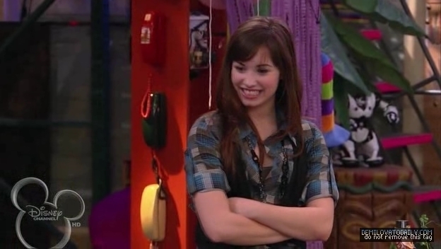 1x01-Sketchy-Beginings-demi-lovato-12501836-624-352