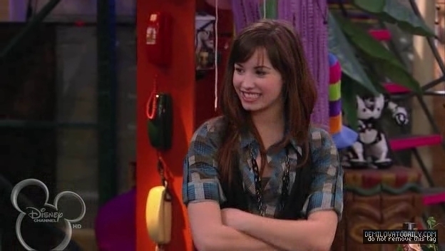 1x01-Sketchy-Beginings-demi-lovato-12501838-624-352