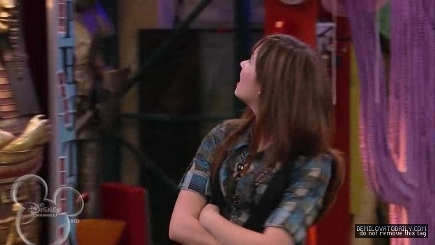 1x01-Sketchy-Beginings-demi-lovato-12501842-624-352