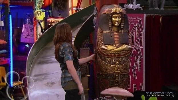 1x01-Sketchy-Beginings-demi-lovato-12501847-624-352