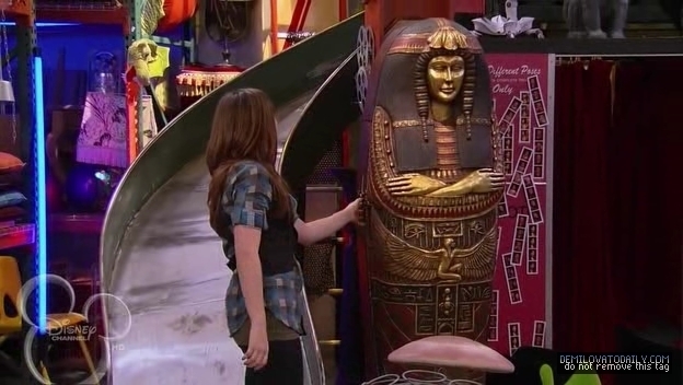 1x01-Sketchy-Beginings-demi-lovato-12501850-624-352