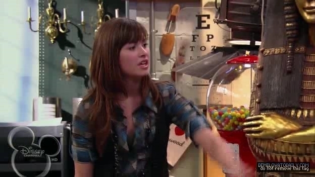 1x01-Sketchy-Beginings-demi-lovato-12501856-624-352