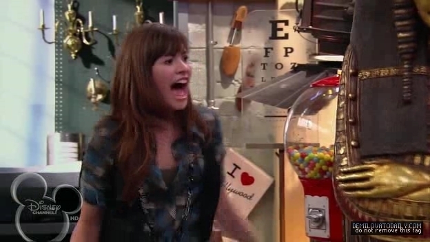 1x01-Sketchy-Beginings-demi-lovato-12501860-624-352