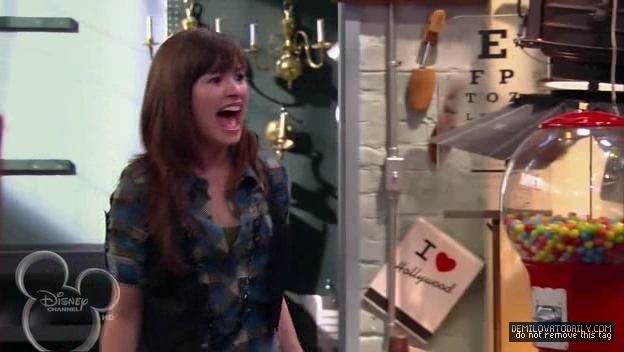 1x01-Sketchy-Beginings-demi-lovato-12501864-624-352