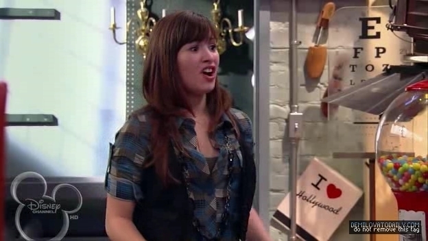 1x01-Sketchy-Beginings-demi-lovato-12501870-624-352