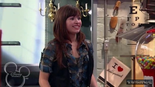 1x01-Sketchy-Beginings-demi-lovato-12501878-624-352