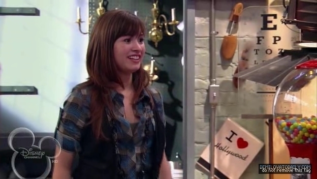 1x01-Sketchy-Beginings-demi-lovato-12502129-624-352