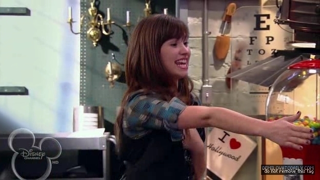 1x01-Sketchy-Beginings-demi-lovato-12502138-624-352