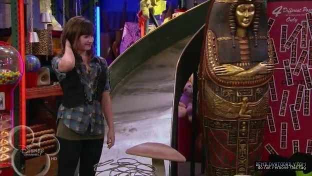 1x01-Sketchy-Beginings-demi-lovato-12502149-624-352 - 1x01 Sketchy Beginings