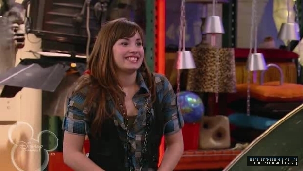 1x01-Sketchy-Beginings-demi-lovato-12502155-624-352 - 1x01 Sketchy Beginings