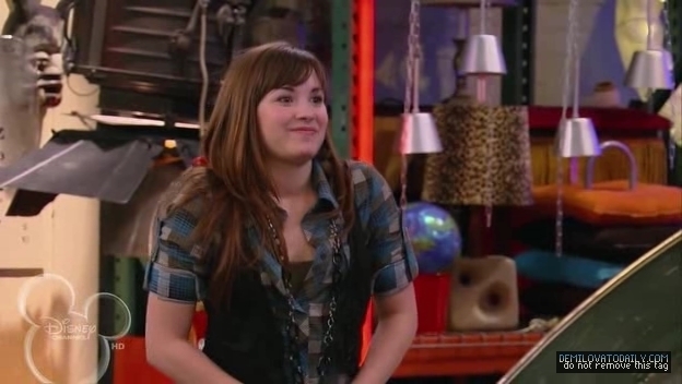 1x01-Sketchy-Beginings-demi-lovato-12502159-624-352