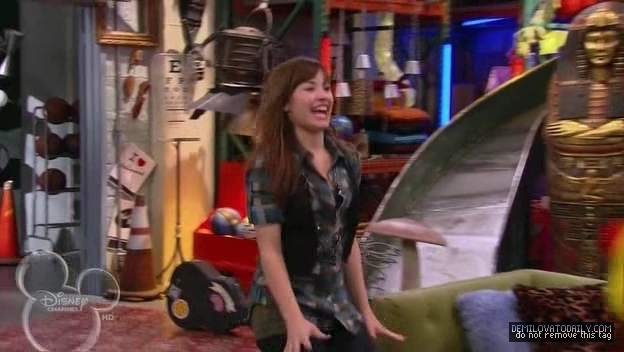 1x01-Sketchy-Beginings-demi-lovato-12502162-624-352