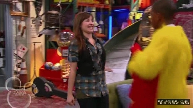 1x01-Sketchy-Beginings-demi-lovato-12502165-624-352