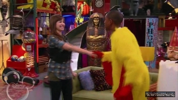 1x01-Sketchy-Beginings-demi-lovato-12502181-624-352 - 1x01 Sketchy Beginings