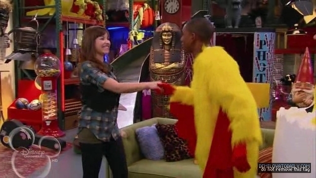 1x01-Sketchy-Beginings-demi-lovato-12502187-624-352 - 1x01 Sketchy Beginings