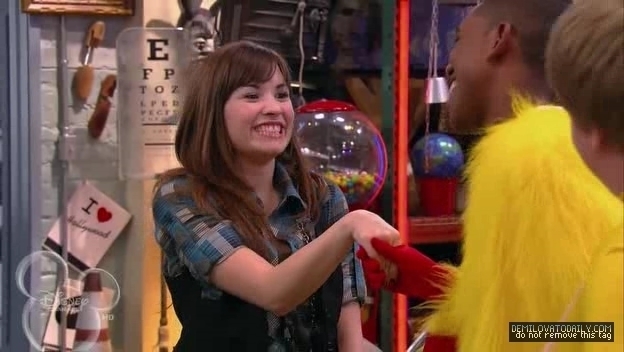 1x01-Sketchy-Beginings-demi-lovato-12503364-624-352 - 1x01 Sketchy Beginings