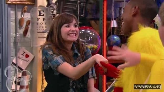 1x01-Sketchy-Beginings-demi-lovato-12503369-624-352 - 1x01 Sketchy Beginings
