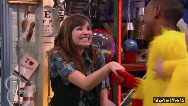 1x01-Sketchy-Beginings-demi-lovato-12503372-624-352 - 1x01 Sketchy Beginings