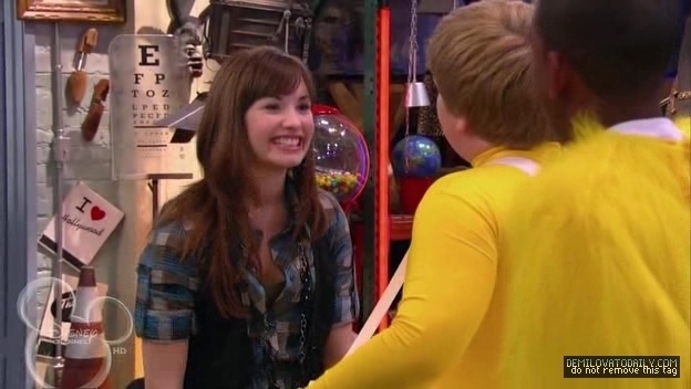 1x01-Sketchy-Beginings-demi-lovato-12503408-624-352 - 1x01 Sketchy Beginings