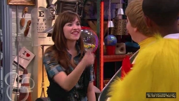 1x01-Sketchy-Beginings-demi-lovato-12503430-624-352 - 1x01 Sketchy Beginings