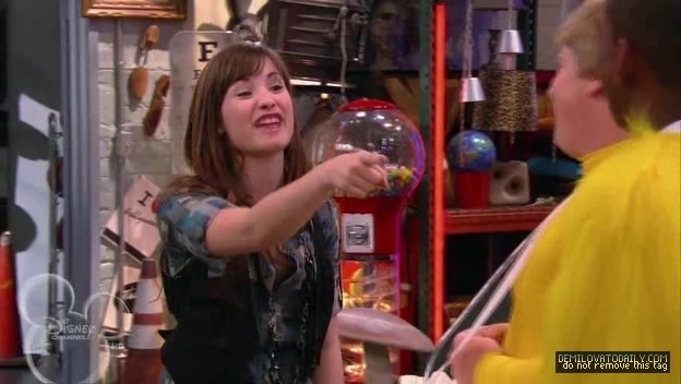 1x01-Sketchy-Beginings-demi-lovato-12503920-624-352