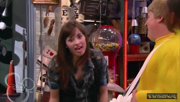 1x01-Sketchy-Beginings-demi-lovato-12503938-624-352 - 1x01 Sketchy Beginings