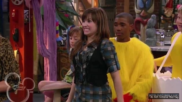 1x01-Sketchy-Beginings-demi-lovato-12503960-624-352 - 1x01 Sketchy Beginings