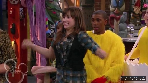 1x01-Sketchy-Beginings-demi-lovato-12503964-624-352 - 1x01 Sketchy Beginings