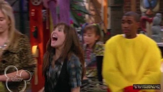 1x01-Sketchy-Beginings-demi-lovato-12503968-624-352 - 1x01 Sketchy Beginings