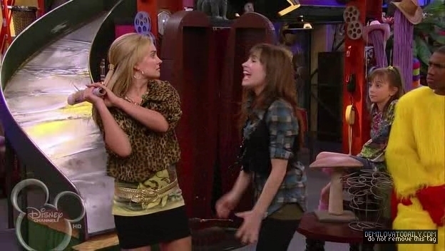 1x01-Sketchy-Beginings-demi-lovato-12503982-624-352