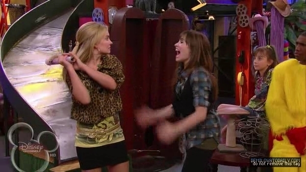 1x01-Sketchy-Beginings-demi-lovato-12504353-624-352