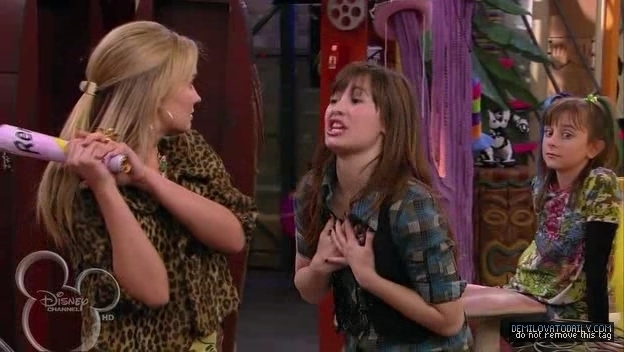 1x01-Sketchy-Beginings-demi-lovato-12504381-624-352 - 1x01 Sketchy Beginings