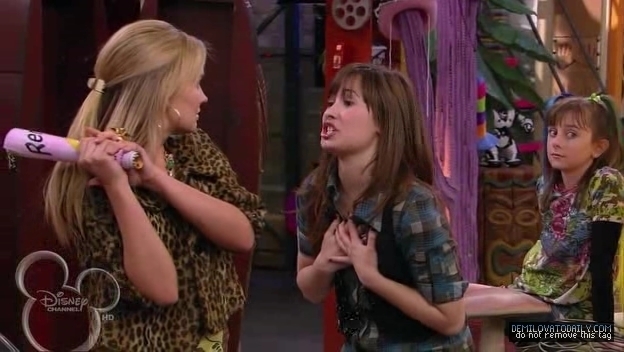1x01-Sketchy-Beginings-demi-lovato-12504385-624-352 - 1x01 Sketchy Beginings