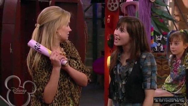 1x01-Sketchy-Beginings-demi-lovato-12504418-624-352 - 1x01 Sketchy Beginings