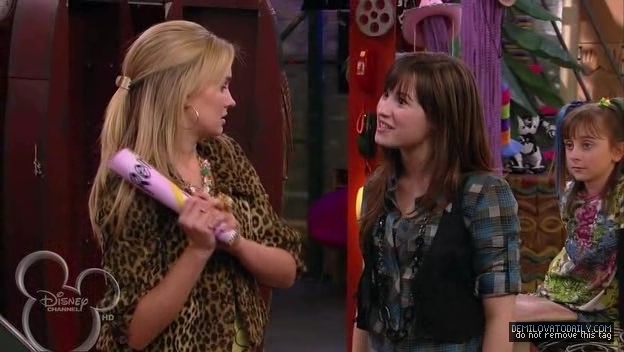 1x01-Sketchy-Beginings-demi-lovato-12504423-624-352 - 1x01 Sketchy Beginings