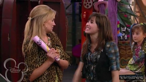 1x01-Sketchy-Beginings-demi-lovato-12504427-624-352 - 1x01 Sketchy Beginings
