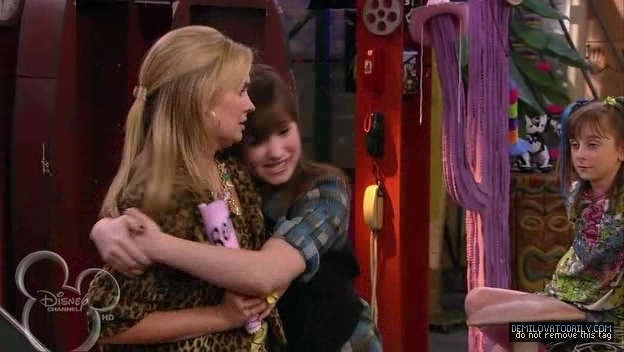 1x01-Sketchy-Beginings-demi-lovato-12504434-624-352