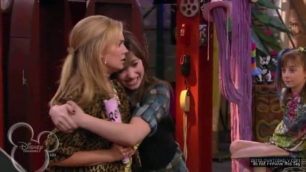 1x01-Sketchy-Beginings-demi-lovato-12504440-624-352 - 1x01 Sketchy Beginings