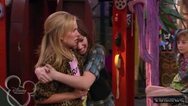 1x01-Sketchy-Beginings-demi-lovato-12506007-624-352 - 1x01 Sketchy Beginings