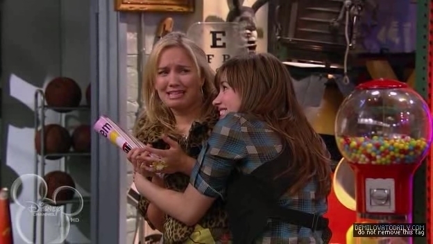 1x01-Sketchy-Beginings-demi-lovato-12506030-624-352 - 1x01 Sketchy Beginings