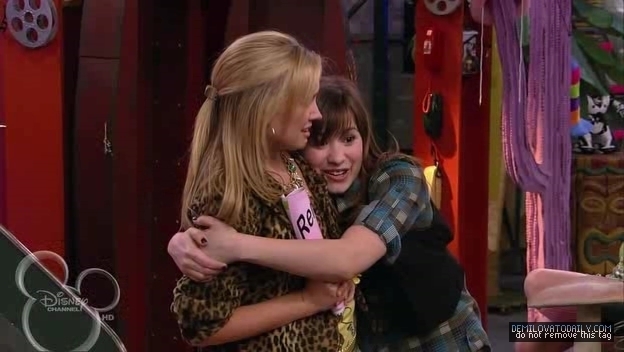 1x01-Sketchy-Beginings-demi-lovato-12506044-624-352 - 1x01 Sketchy Beginings