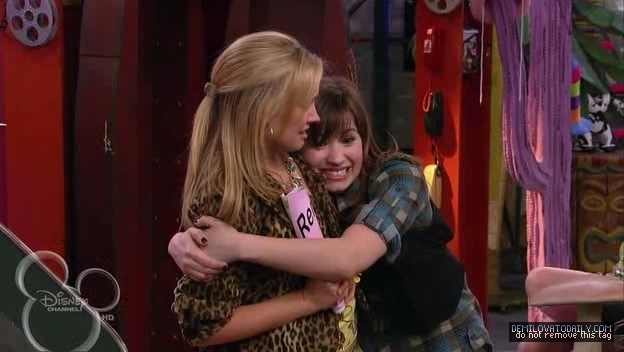 1x01-Sketchy-Beginings-demi-lovato-12506051-624-352 - 1x01 Sketchy Beginings