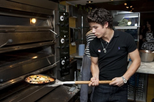 Nick_Jonas_pizza_express - Bucatarul Nostru Frumy