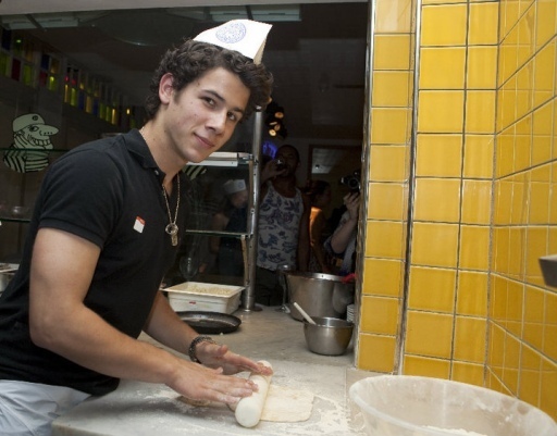 Nick_Jonas_pizza_express