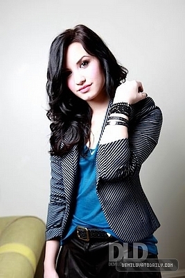 16684439_KGWOGQRYZ - demi lovato