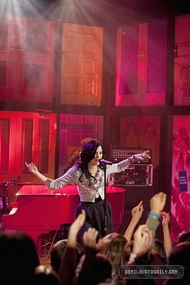 16684433_KBGCTQKEJ - demi lovato