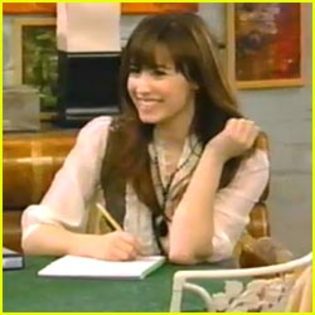 16684335_BJSLPQFNA - demi lovato